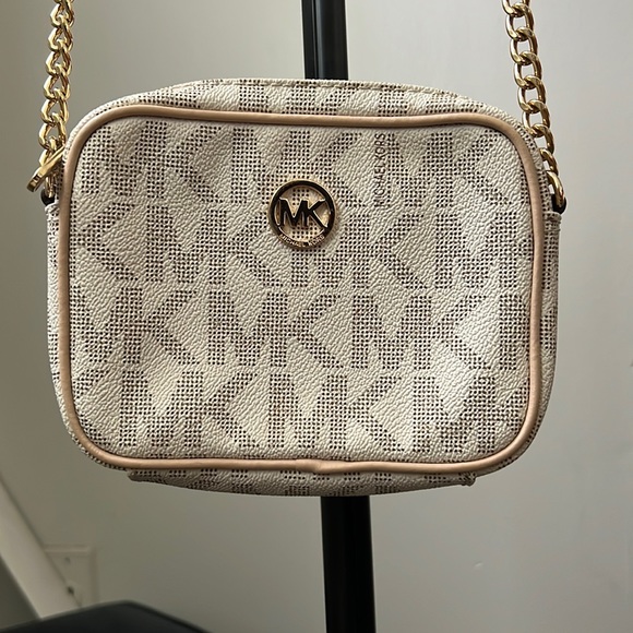 Michael Kors small cream purse - Picture 1 of 5